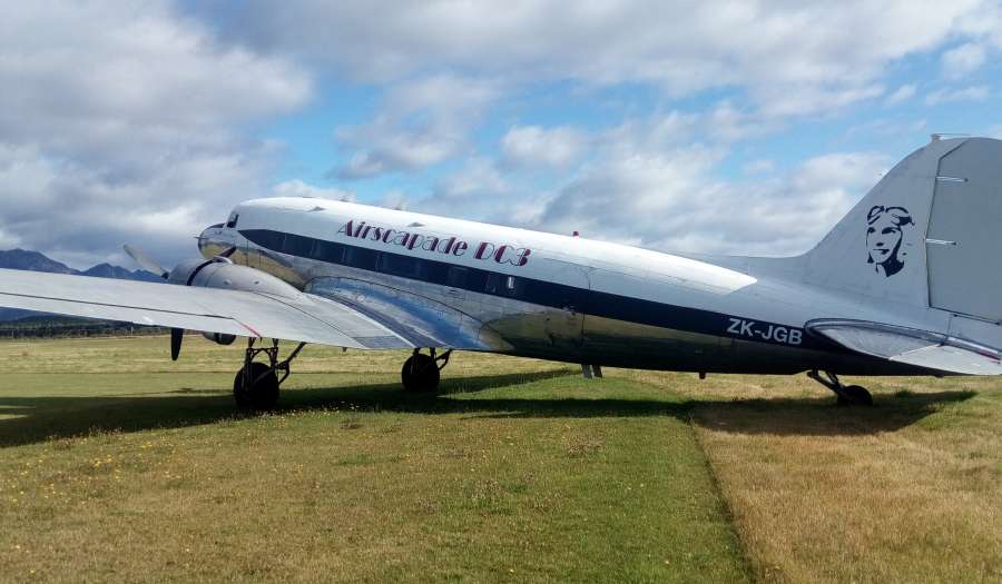 DOUGLAS DC-3 AIRLINER